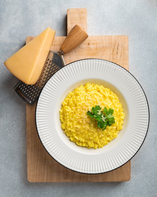 Comment cuisiner un risotto au safran et asperges vertes avec une texture crémeuse?