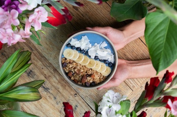 Quelle est la recette pour un smoothie bowl aux baies d'açai et graines de lin comme petit-déjeuner énergisant?