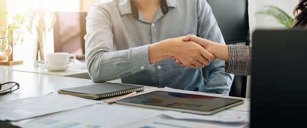 Top designs pour étiquettes de bouteilles personnalisées à adopter