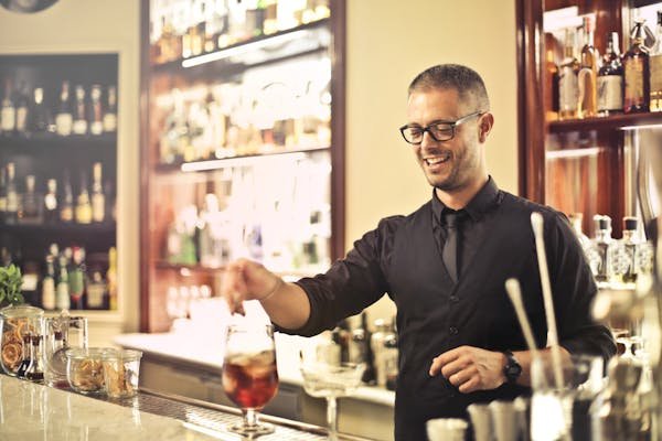 Matériel de bar essentiel pour élever vos créations de cocktails